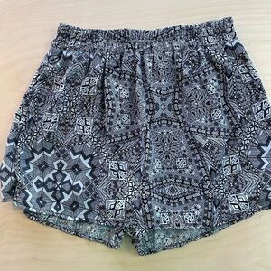Passport Love Skort size Large (BV)